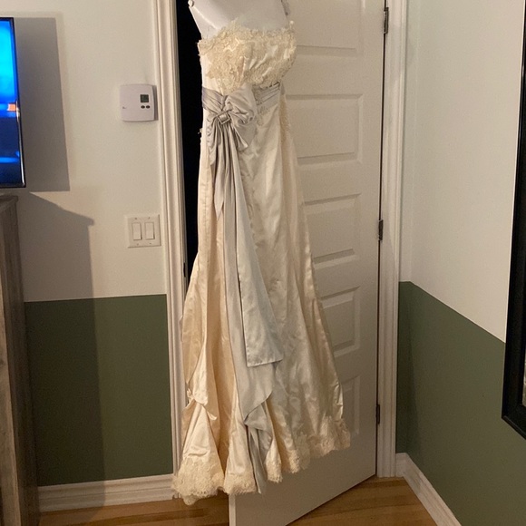 Wedding dress Les Noces Couture in Italian natural silk and lace guipure details - Picture 1 of 16